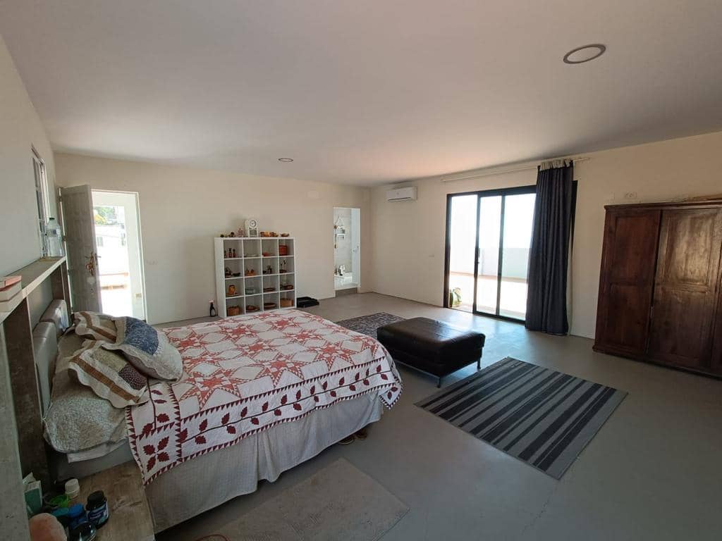 8 sovrum Villa till salu i Arona med pool garage - 880 000 € (Ref: 9219295)