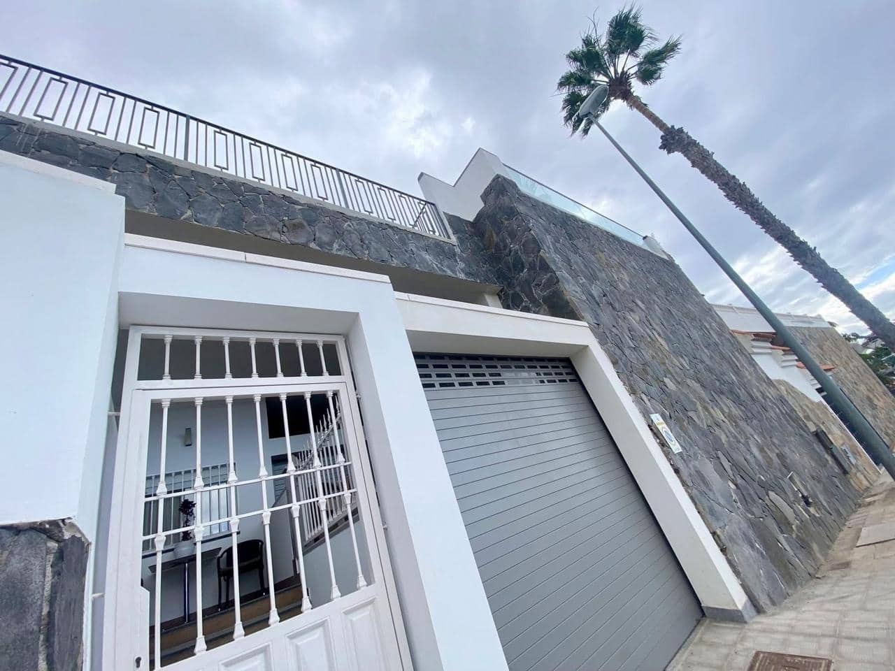 6 bedroom Villa for sale in Costa Adeje with pool garage - € 1,995,000 (Ref: 9363349)