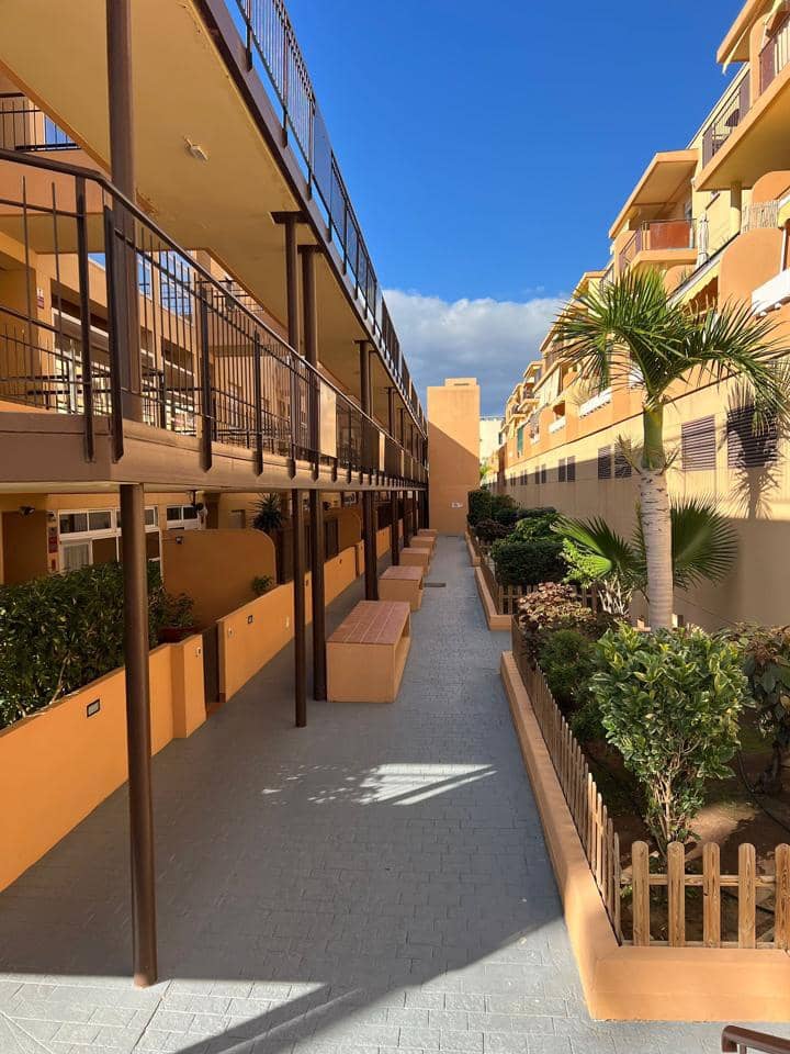 2 soverom Leilighet til salgs i Adeje med svømmebasseng garasje - € 380 000 (Ref: 9426416)