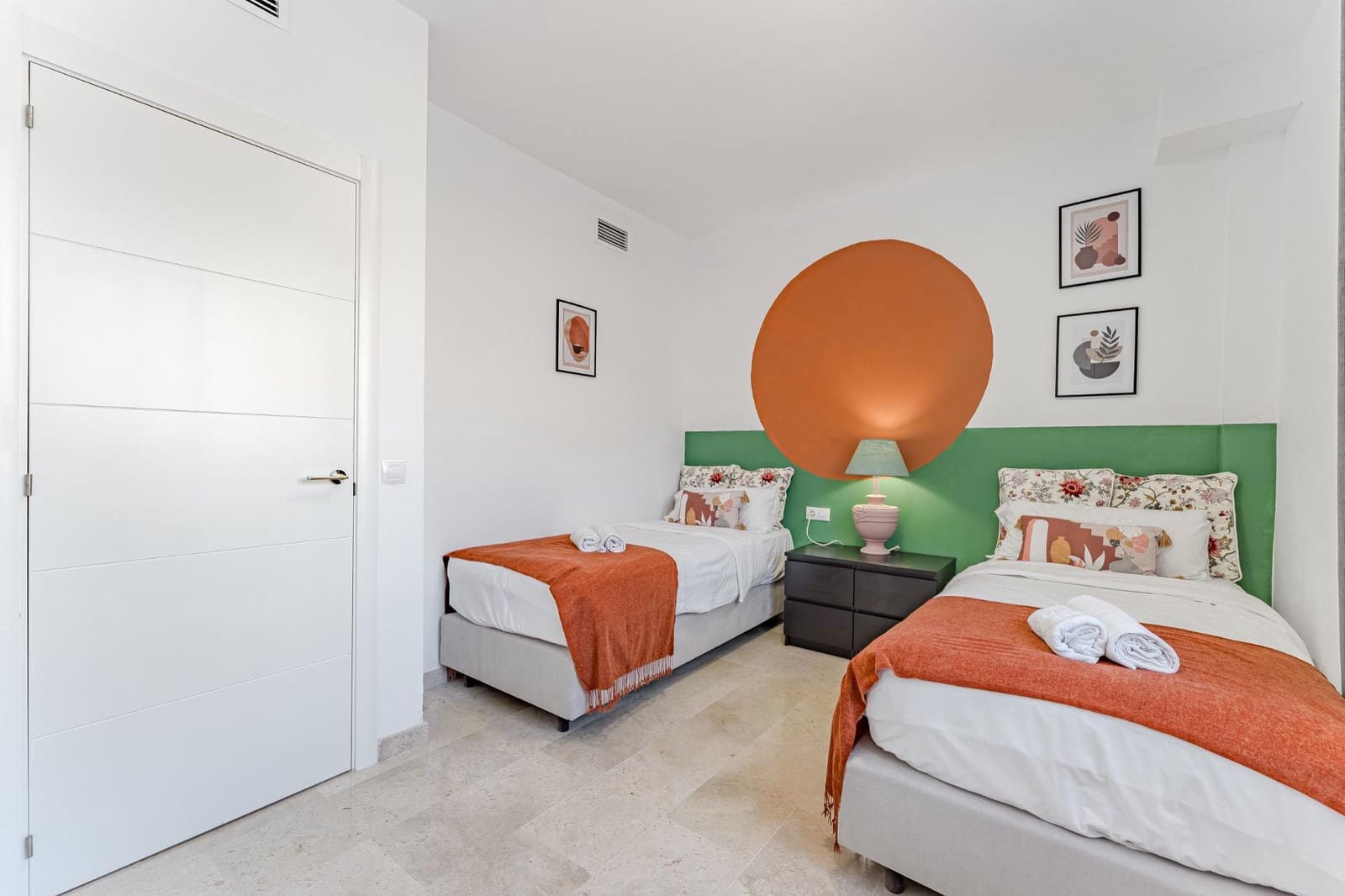 Apartamento de 2 habitaciones en Puerto Santiago en venta con piscina garaje - 450.000 € (Ref: 9814983)