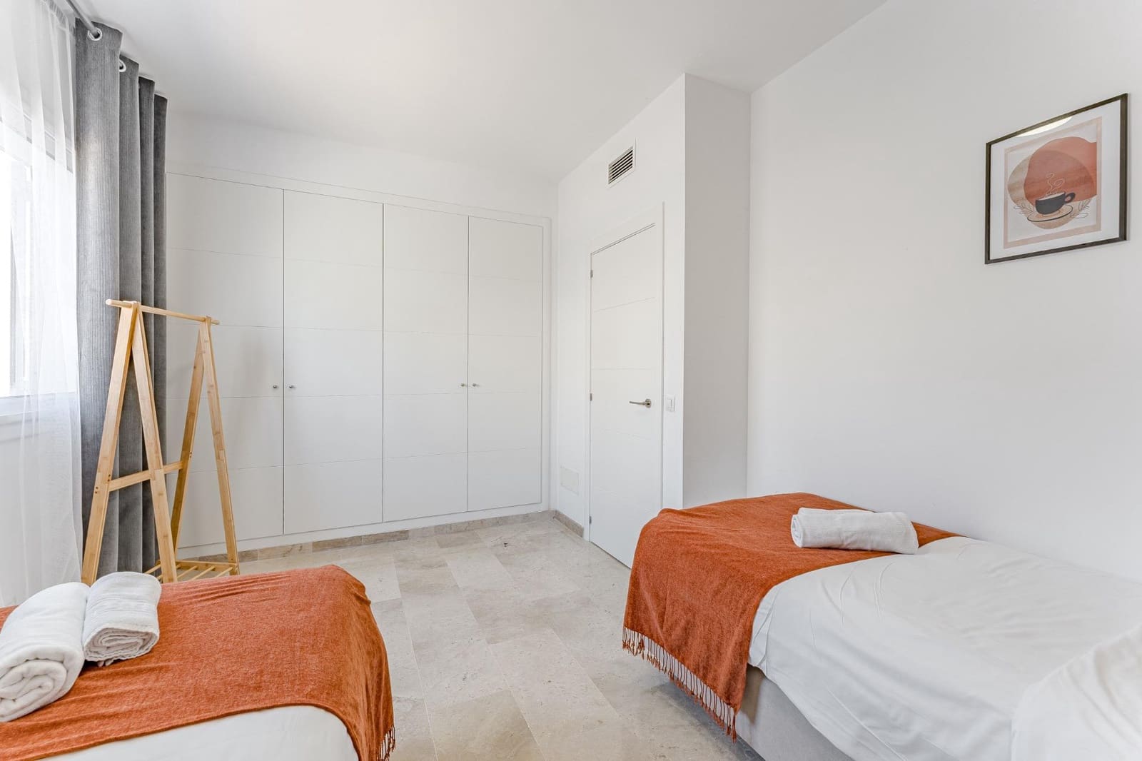 Apartamento de 2 habitaciones en Puerto Santiago en venta con piscina garaje - 450.000 € (Ref: 9814983)