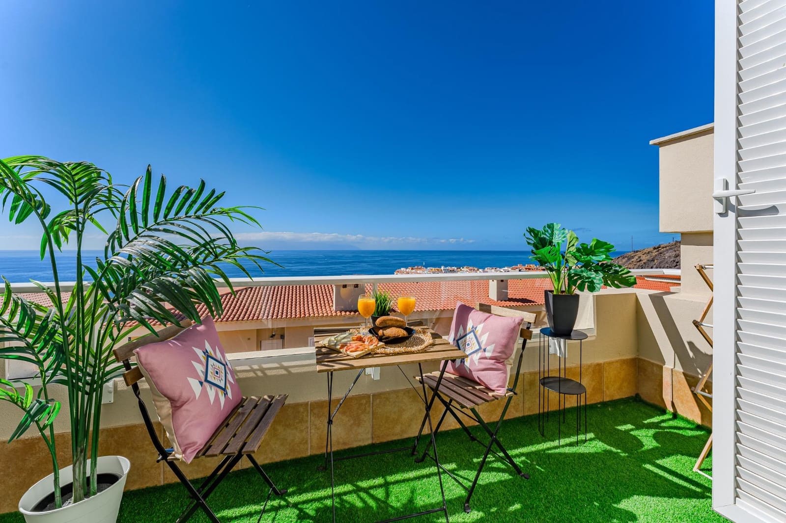 Apartamento de 2 habitaciones en Puerto Santiago en venta con piscina garaje - 450.000 € (Ref: 9814983)