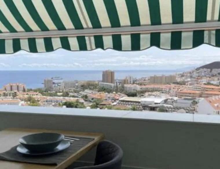 2 Zimmer Apartment zu verkaufen in Los Cristianos mit Pool - 475.000 € (Ref: 9814987)