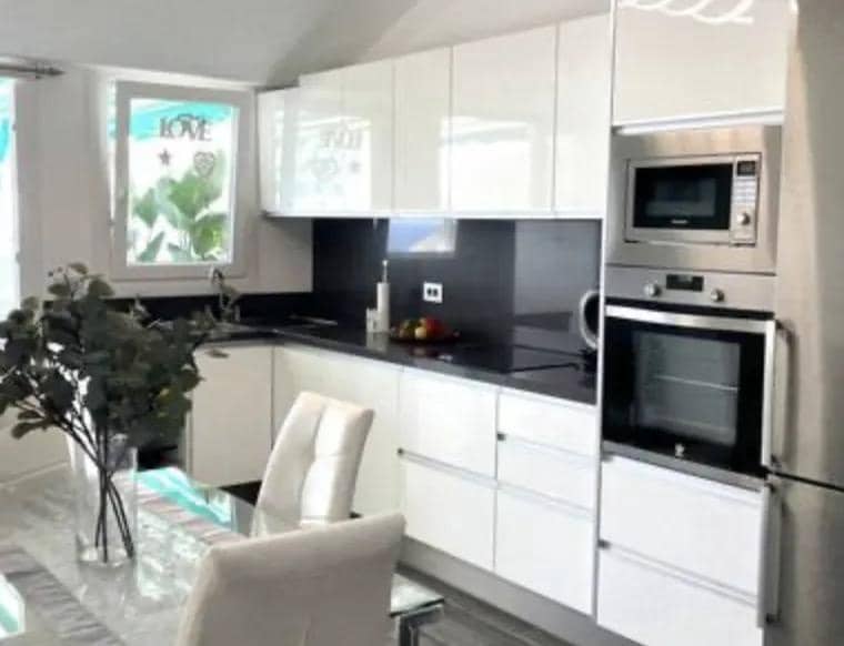 2 Zimmer Apartment zu verkaufen in Los Cristianos mit Pool - 475.000 € (Ref: 9814987)