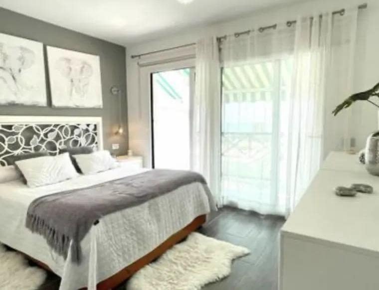 2 Zimmer Apartment zu verkaufen in Los Cristianos mit Pool - 475.000 € (Ref: 9814987)