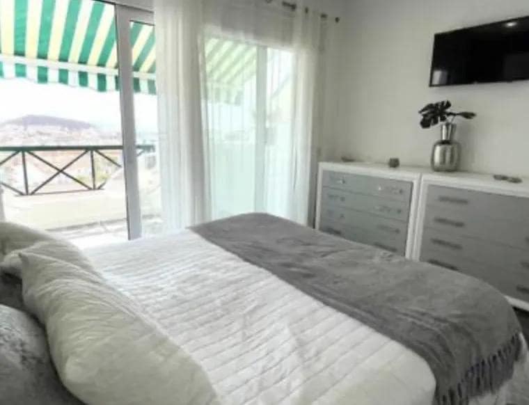 2 Zimmer Apartment zu verkaufen in Los Cristianos mit Pool - 475.000 € (Ref: 9814987)