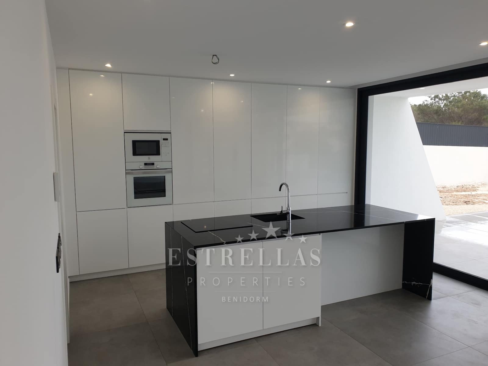 4 bedroom Villa for sale in Calpe / Calp with pool garage - € 1,125,000 (Ref: 8160821)