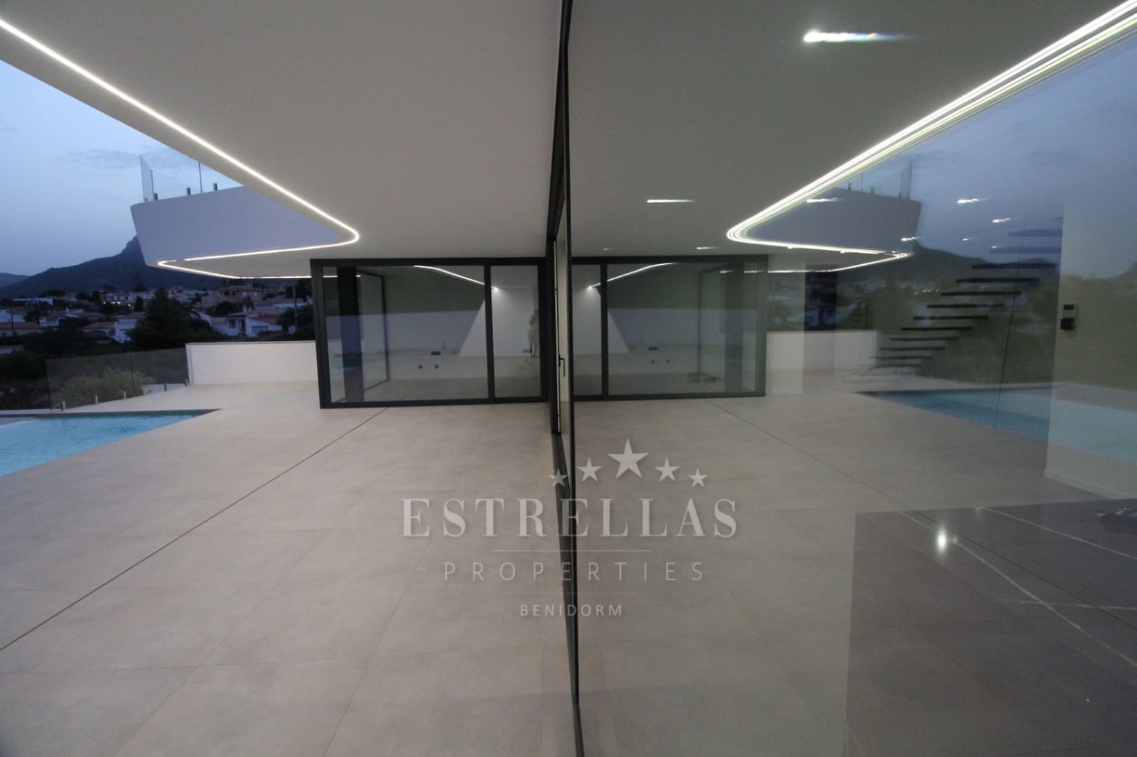 4 bedroom Villa for sale in Calpe / Calp with pool garage - € 1,125,000 (Ref: 8160821)