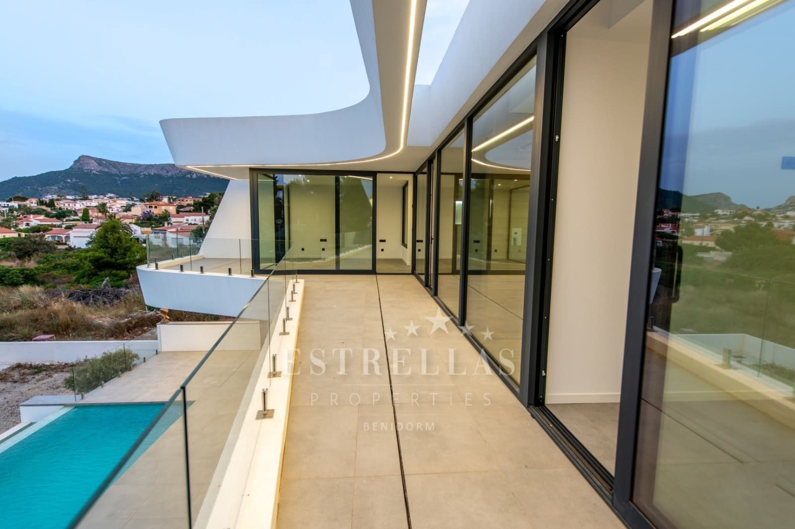 4 bedroom Villa for sale in Calpe / Calp with pool garage - € 1,125,000 (Ref: 8160821)