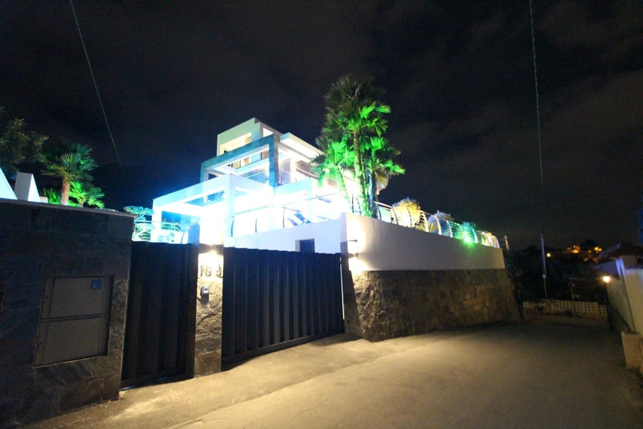 4 bedroom Villa for sale in Calpe / Calp with pool - € 1,890,000 (Ref: 9068322)