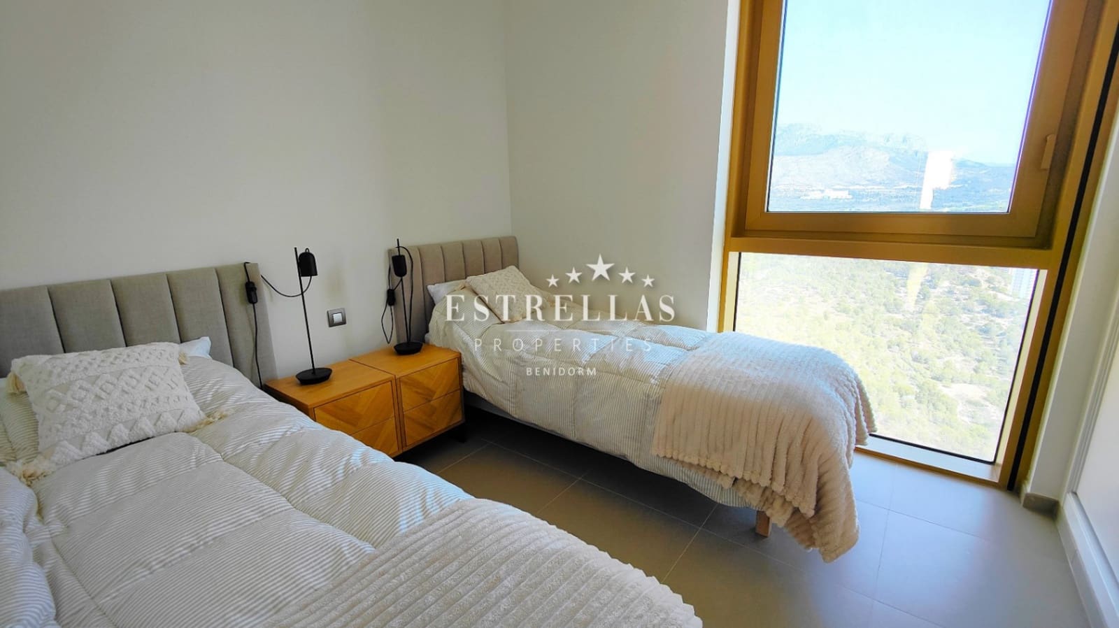 2 soverom Leilighet til salgs i Benidorm med svømmebasseng garasje - € 750 000 (Ref: 9186248)