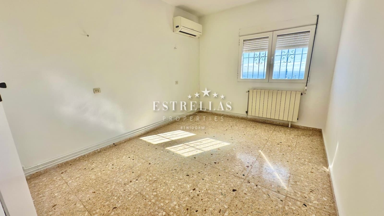 3 sypialnia Willa na sprzedaż w Calpe / Calp z basenem garażem - 450 000 € (Ref: 9393502)