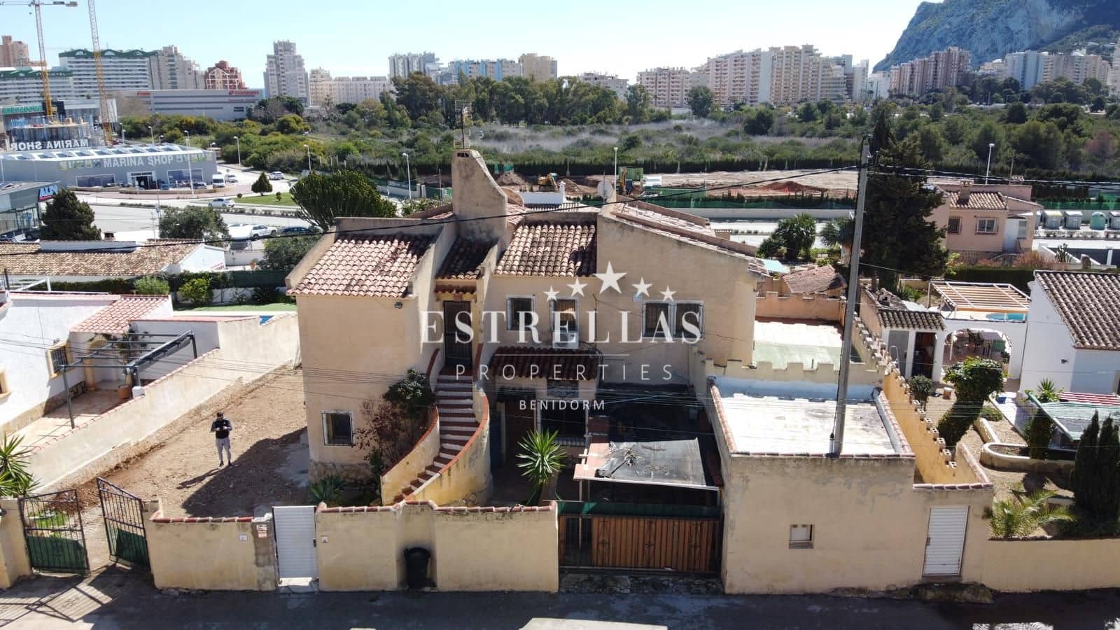 6 bedroom Villa for sale in Calpe / Calp with pool garage - € 450,000 (Ref: 9534957)