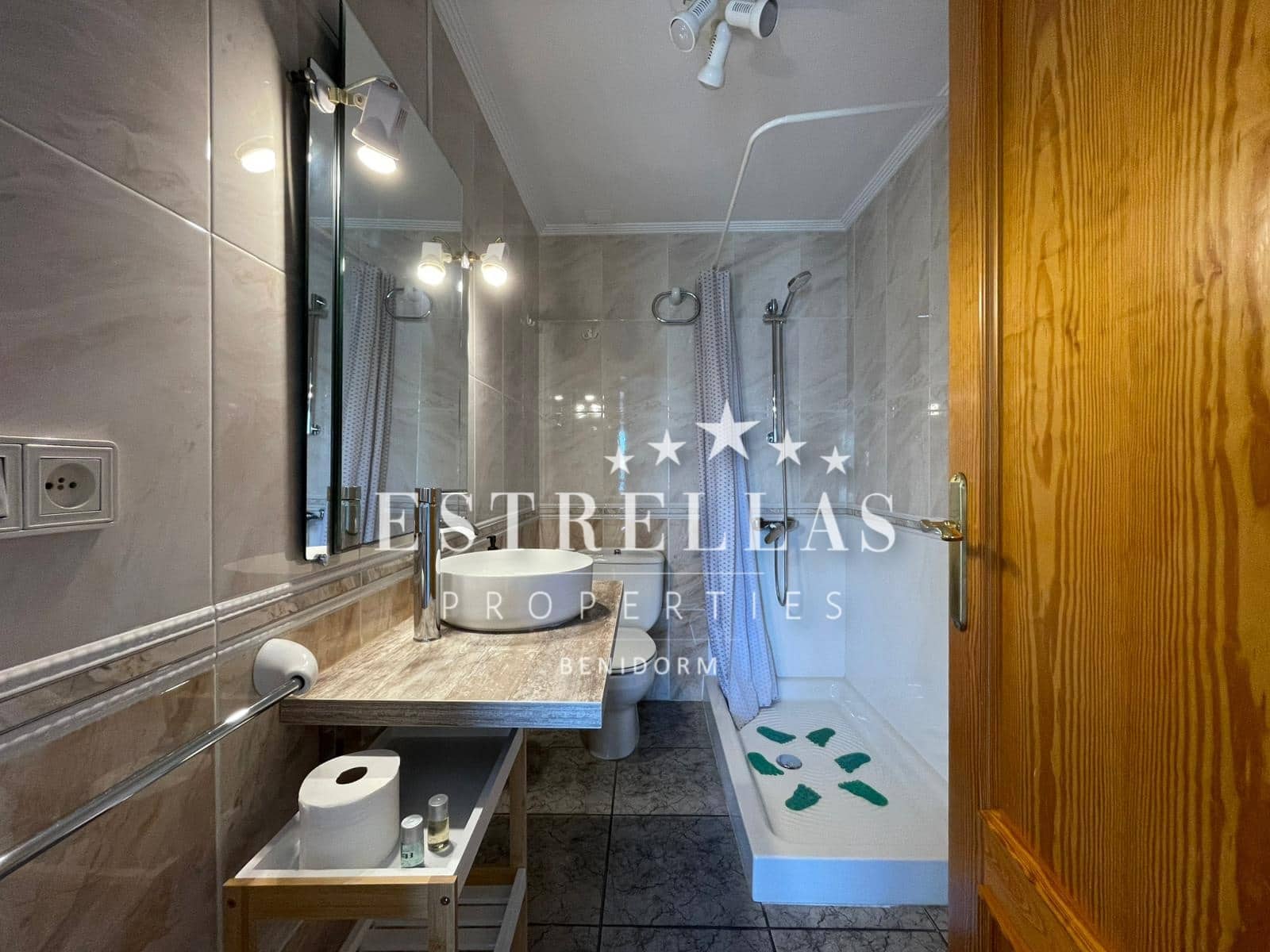 2 bedroom Apartment for rent in Benidorm with pool garage - € 1,400 (Ref: 9562603)