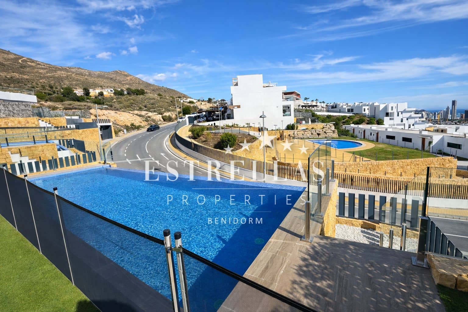 4 soveværelse Villa til salg i Finestrat med swimmingpool garage - € 820.000 (Ref: 9635110)