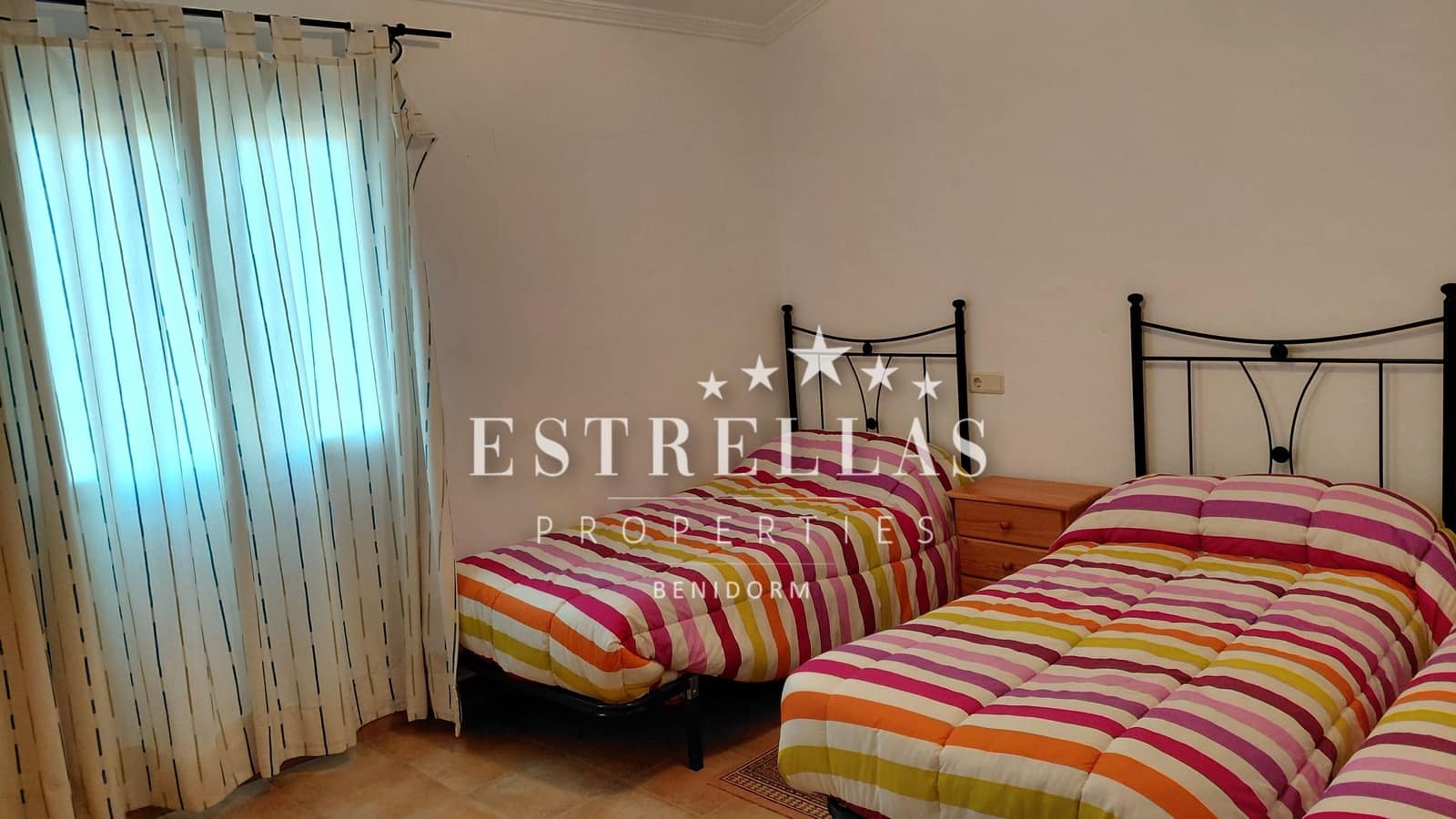 6 makuuhuone Maalaistalo myytävänä paikassa Relleu mukana uima-altaan 
autotalli - 450 000 € (Ref: 9645812)