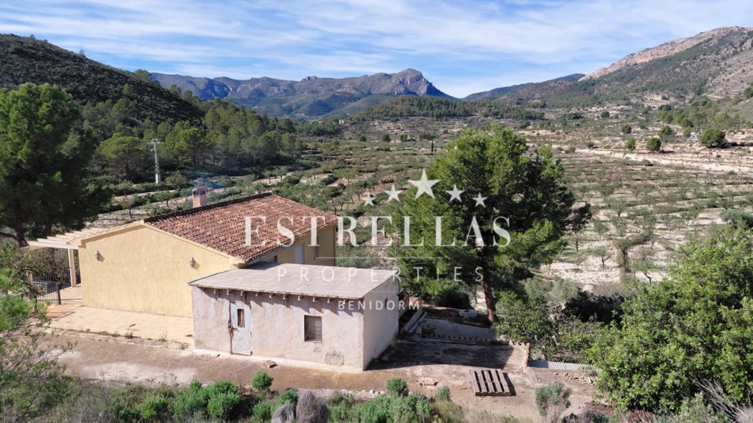 6 makuuhuone Maalaistalo myytävänä paikassa Relleu mukana uima-altaan 
autotalli - 450 000 € (Ref: 9645812)