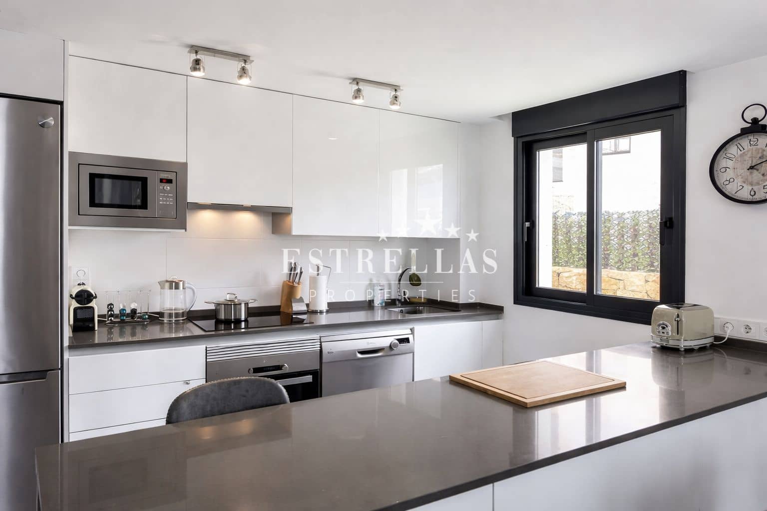 Apartamento de 2 habitaciones en Finestrat en venta con piscina garaje - 375.000 € (Ref: 9765287)