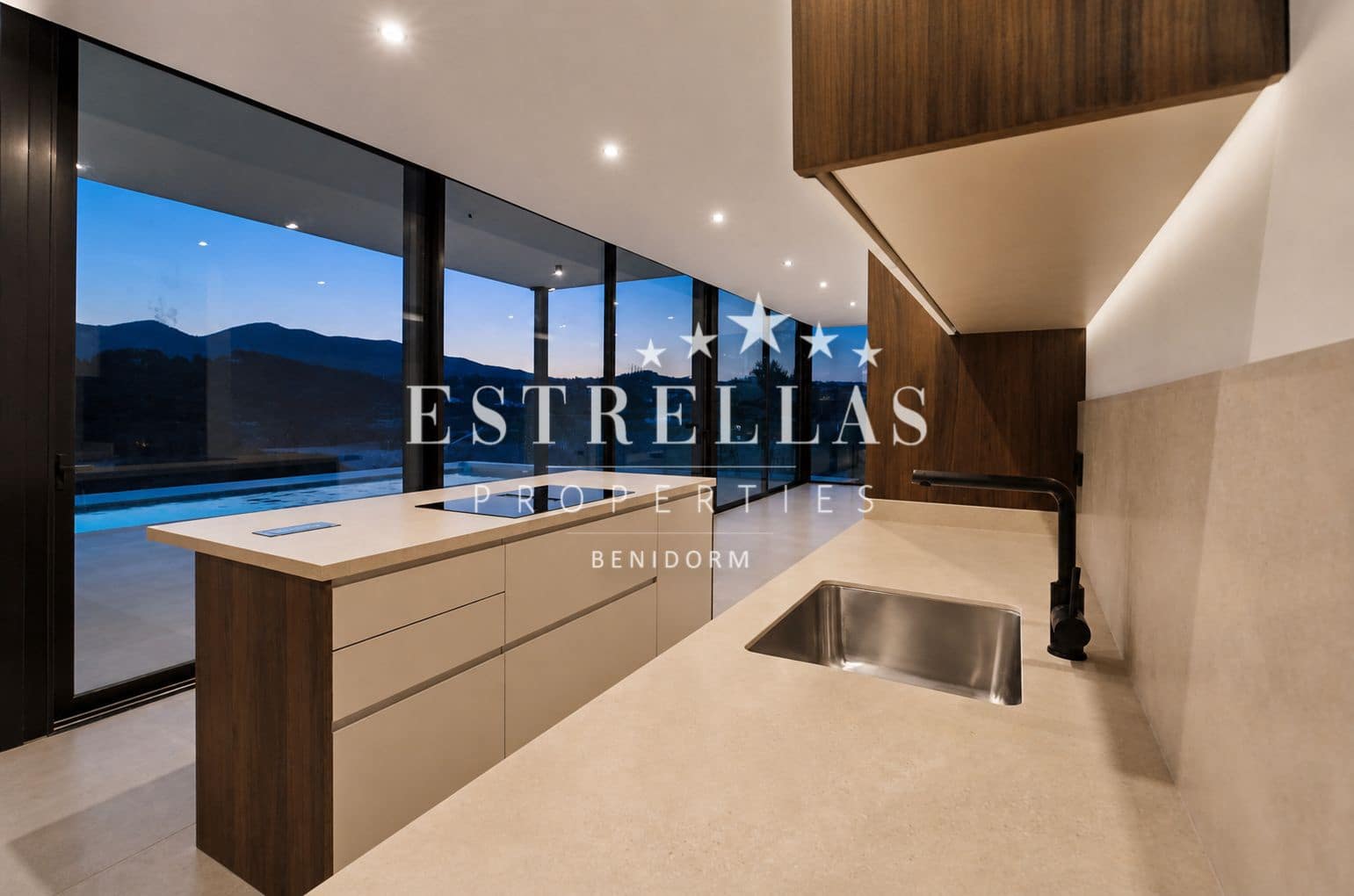3 chambre Villa/Maison à vendre à Calpe / Calp avec piscine garage - 1 135 000 € (Ref: 9816398)