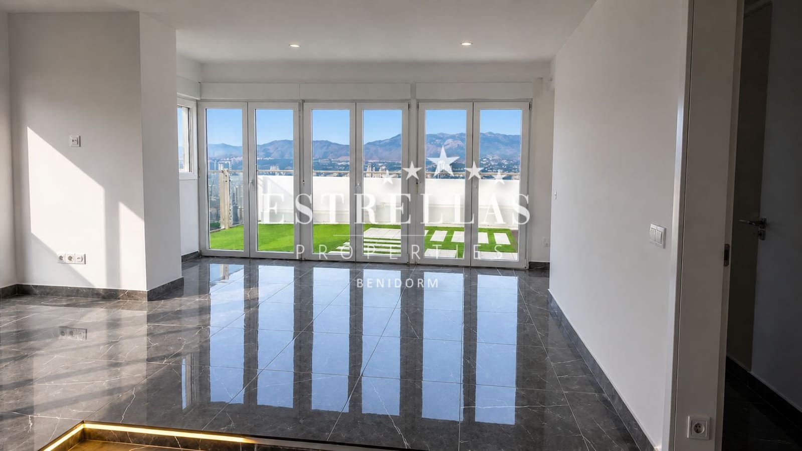 2 soveværelse Penthouse til salg i Benidorm med swimmingpool garage - € 890.000 (Ref: 9821184)