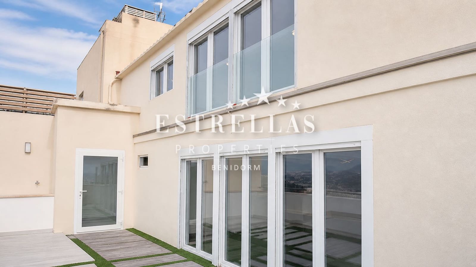 2 soveværelse Penthouse til salg i Benidorm med swimmingpool garage - € 890.000 (Ref: 9821184)