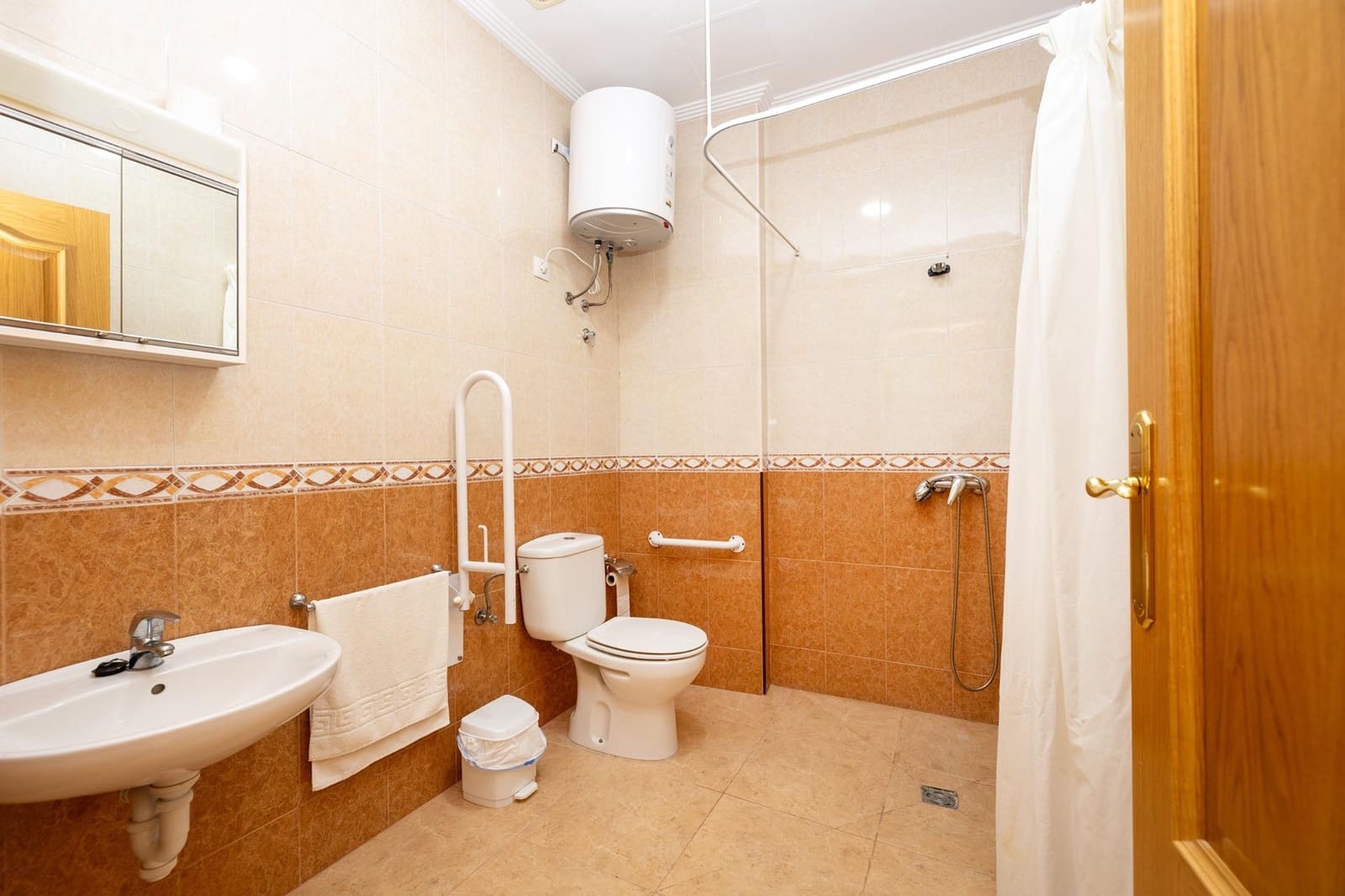 7 makuuhuone Hotelli myytävänä paikassa Alamedilla - 310 000 € (Ref: 9812384)