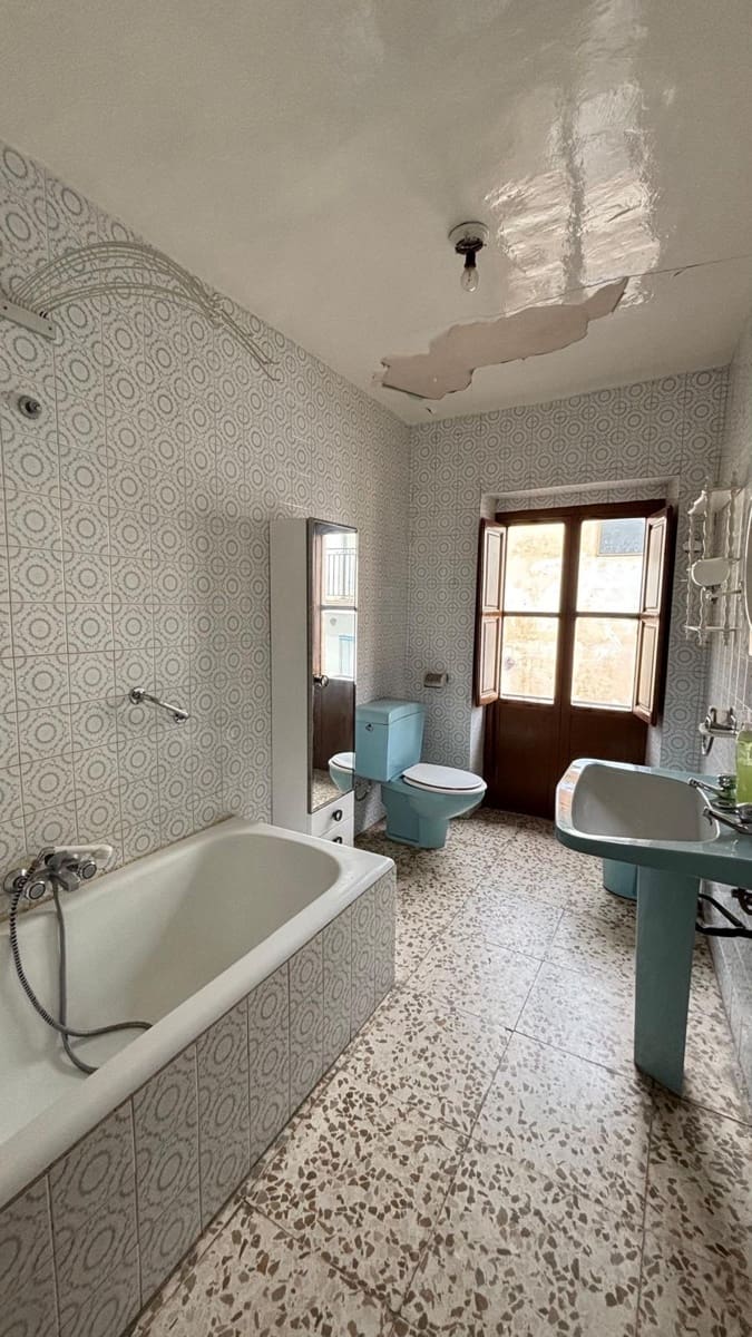 8 bedroom Townhouse for sale in Padul - € 185,000 (Ref: 9815846)
