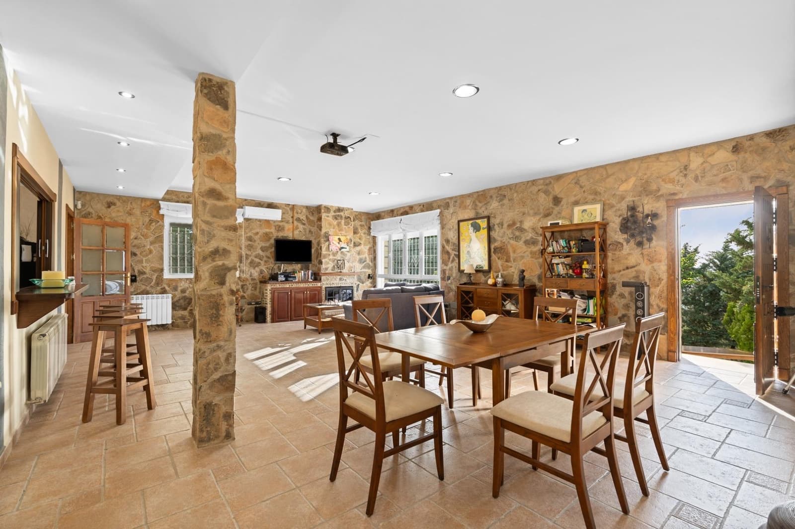 4 bedroom Villa for sale in Cazorla with pool garage - € 554,900 (Ref: 9831358)
