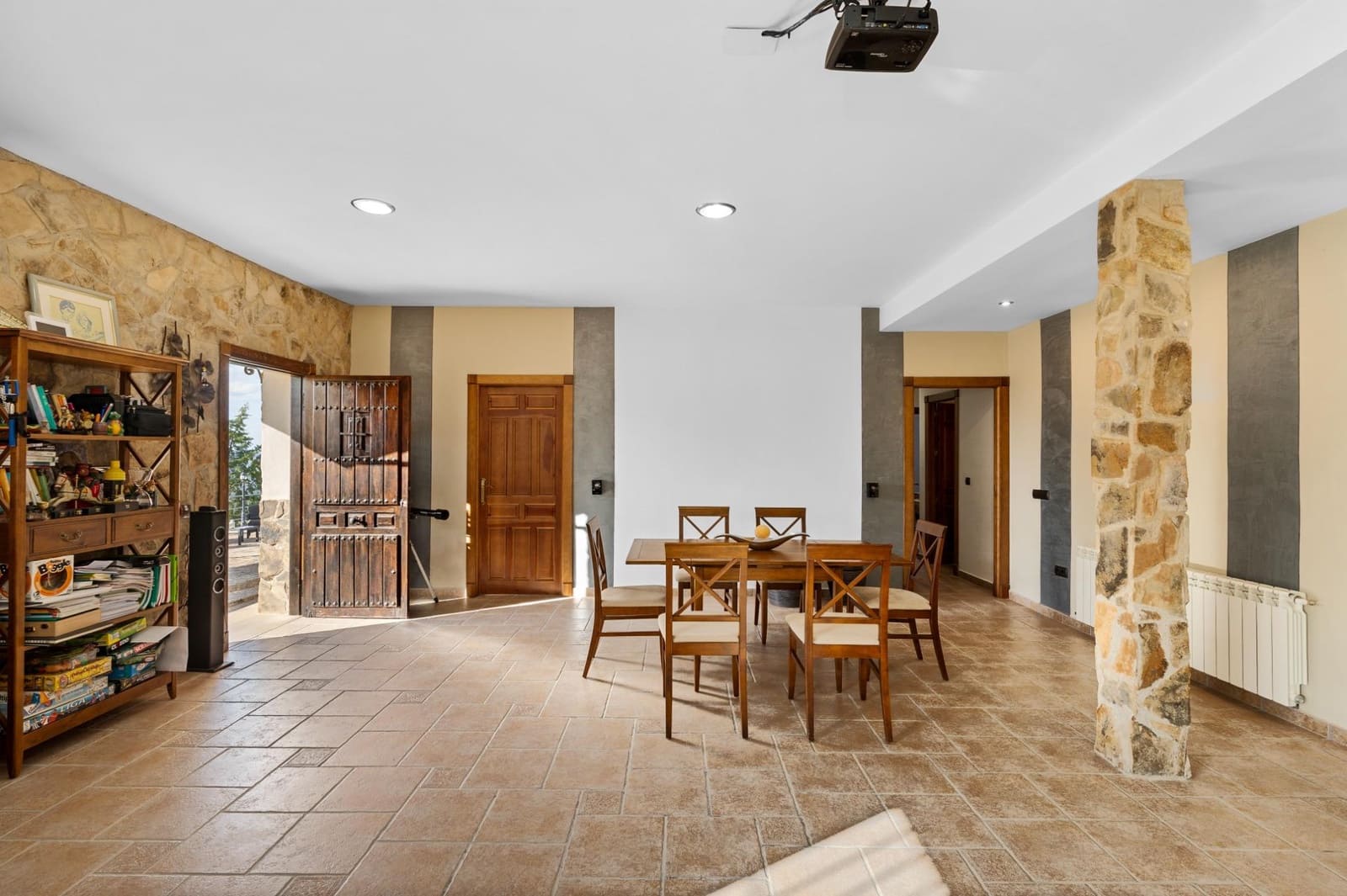 4 bedroom Villa for sale in Cazorla with pool garage - € 554,900 (Ref: 9831358)
