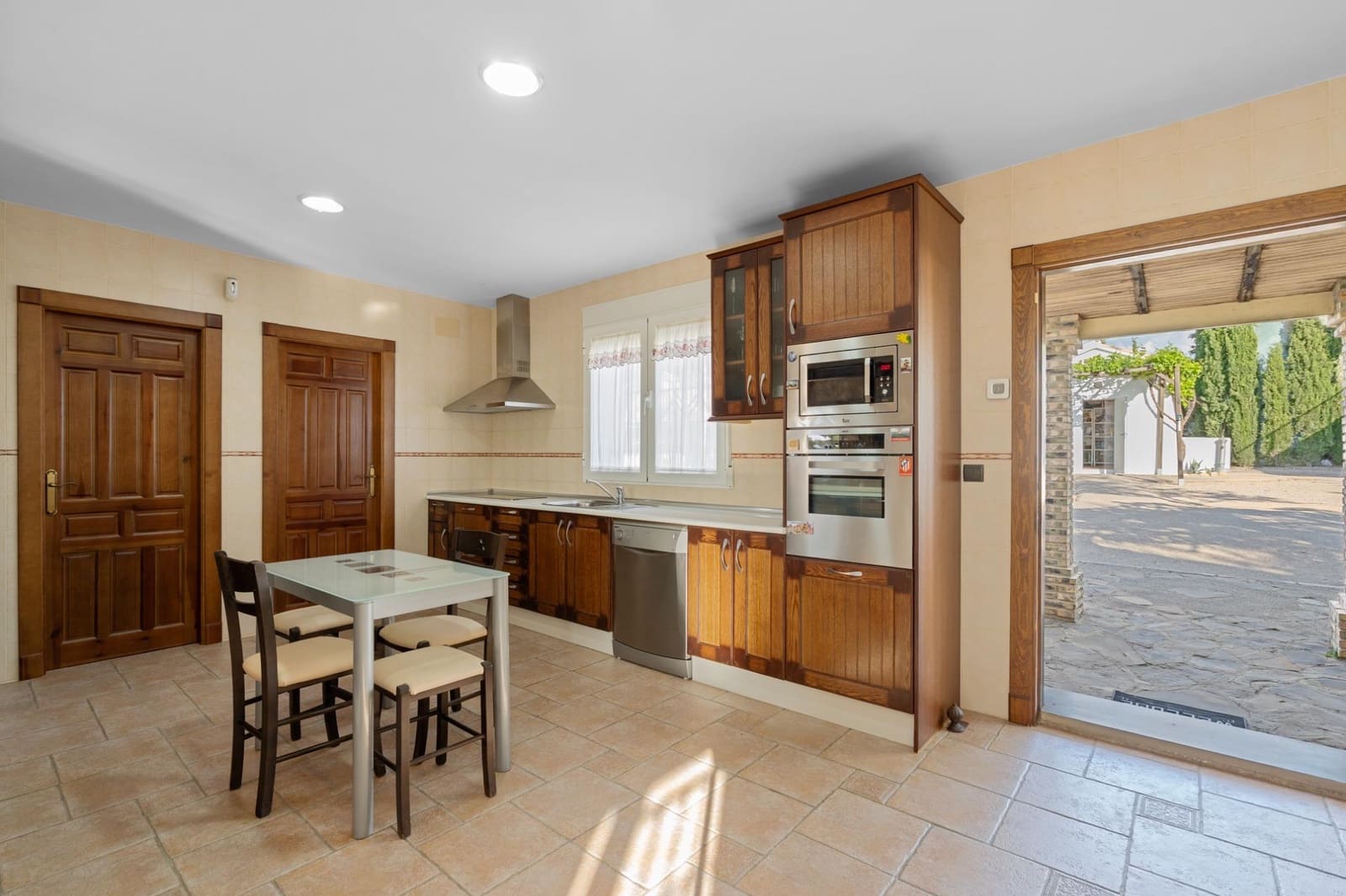 4 bedroom Villa for sale in Cazorla with pool garage - € 554,900 (Ref: 9831358)