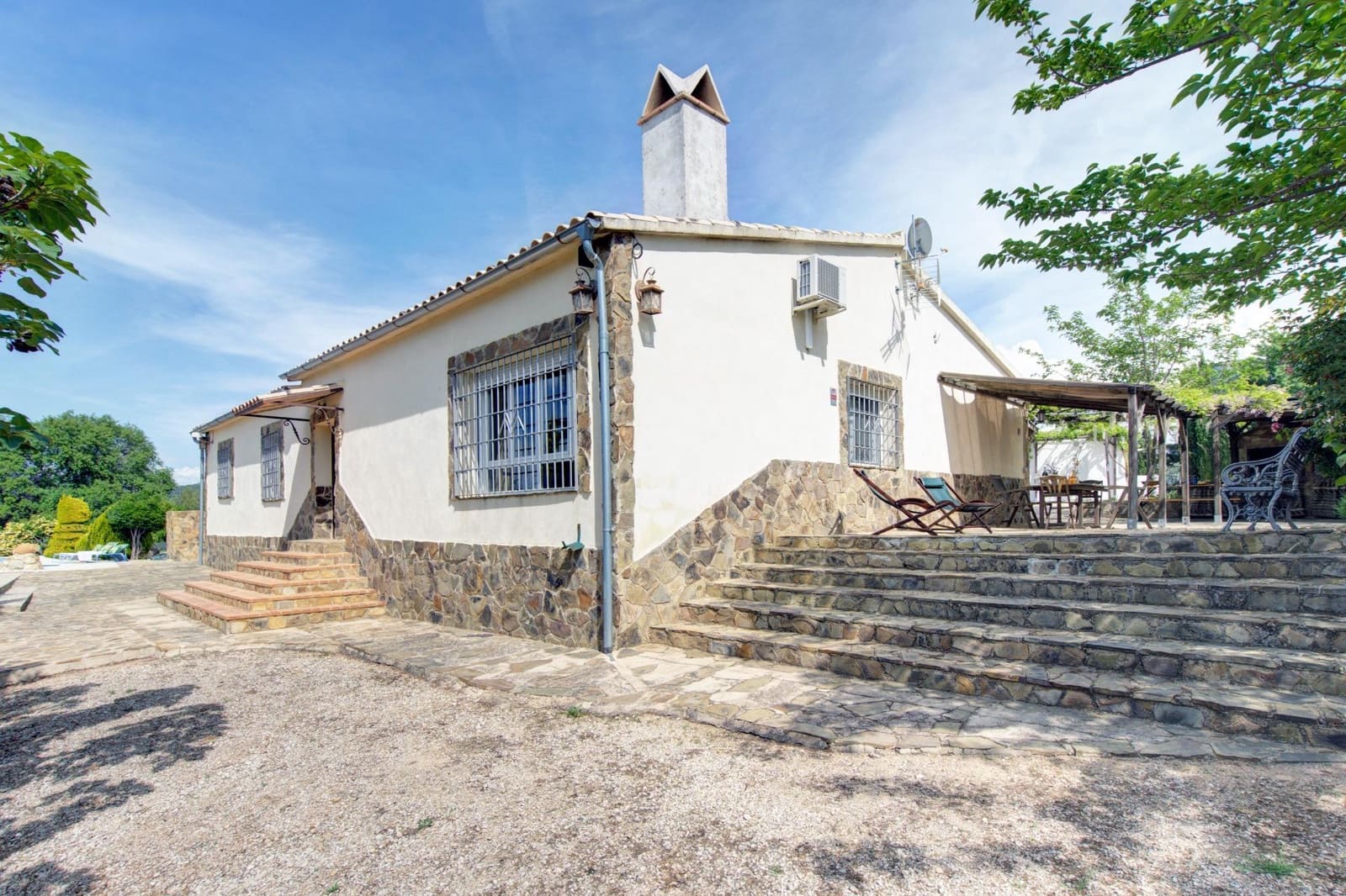 4 bedroom Villa for sale in Cazorla with pool garage - € 554,900 (Ref: 9831358)
