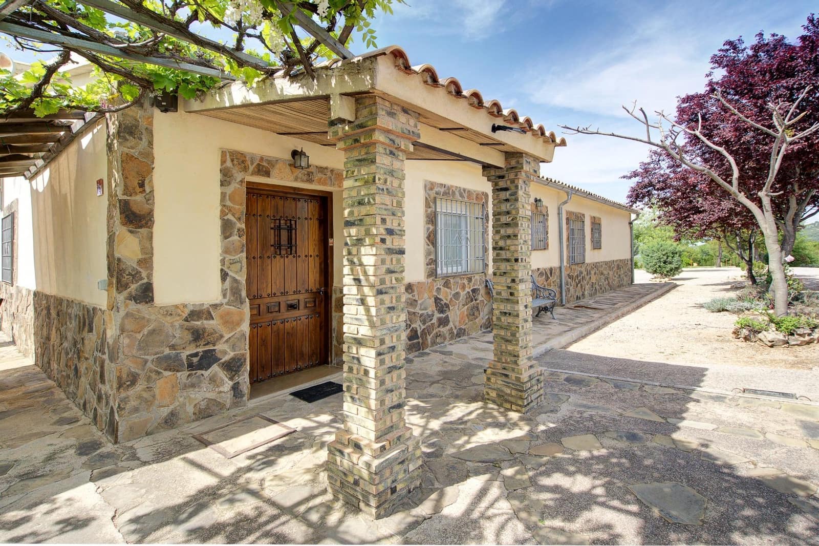 4 bedroom Villa for sale in Cazorla with pool garage - € 554,900 (Ref: 9831358)
