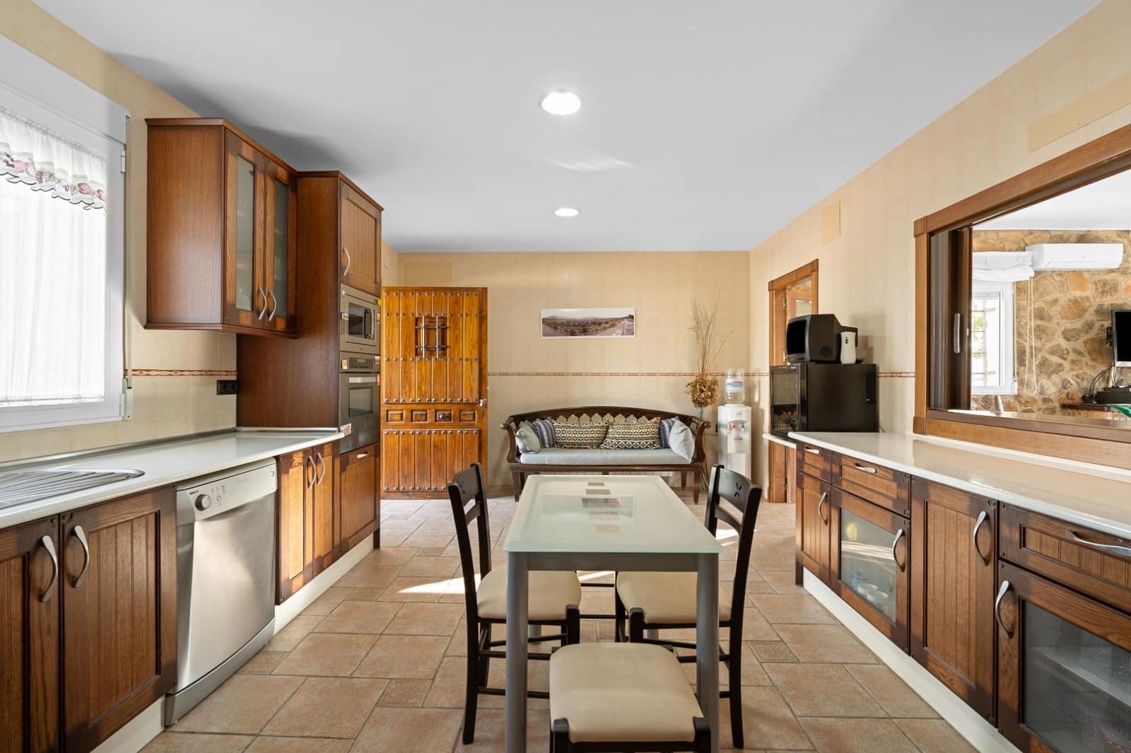4 bedroom Villa for sale in Cazorla with pool garage - € 554,900 (Ref: 9831358)