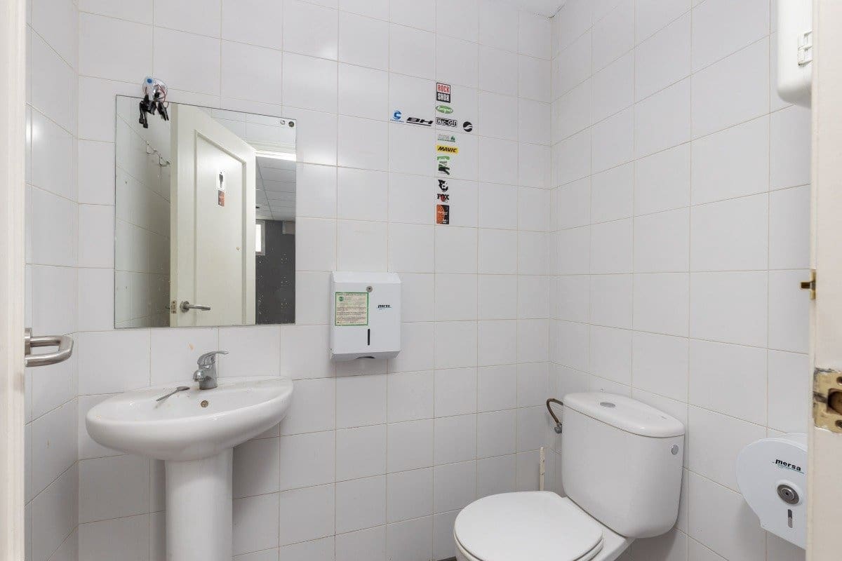 Commercial for sale in Granada city - € 149,900 (Ref: 9900363)