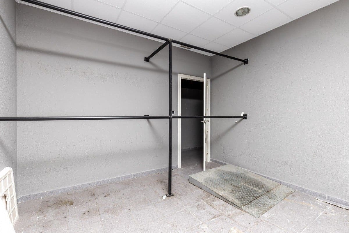 Commercial for sale in Granada city - € 149,900 (Ref: 9900363)