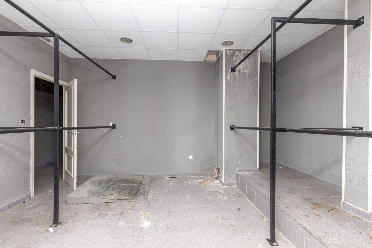 Commercial for sale in Granada city - € 149,900 (Ref: 9900363)