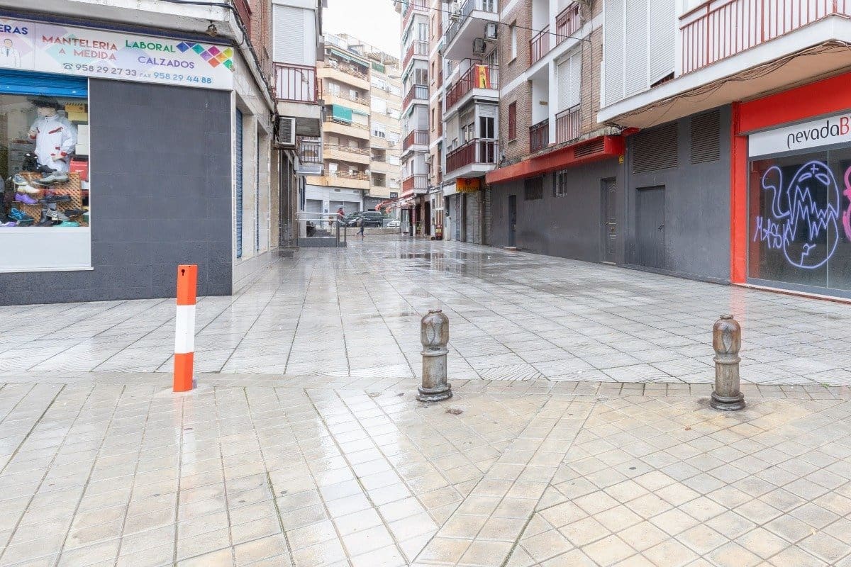 Commercial for sale in Granada city - € 149,900 (Ref: 9900363)