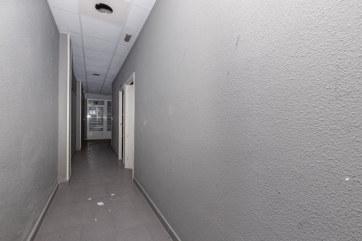 Commercial for sale in Granada city - € 149,900 (Ref: 9900363)