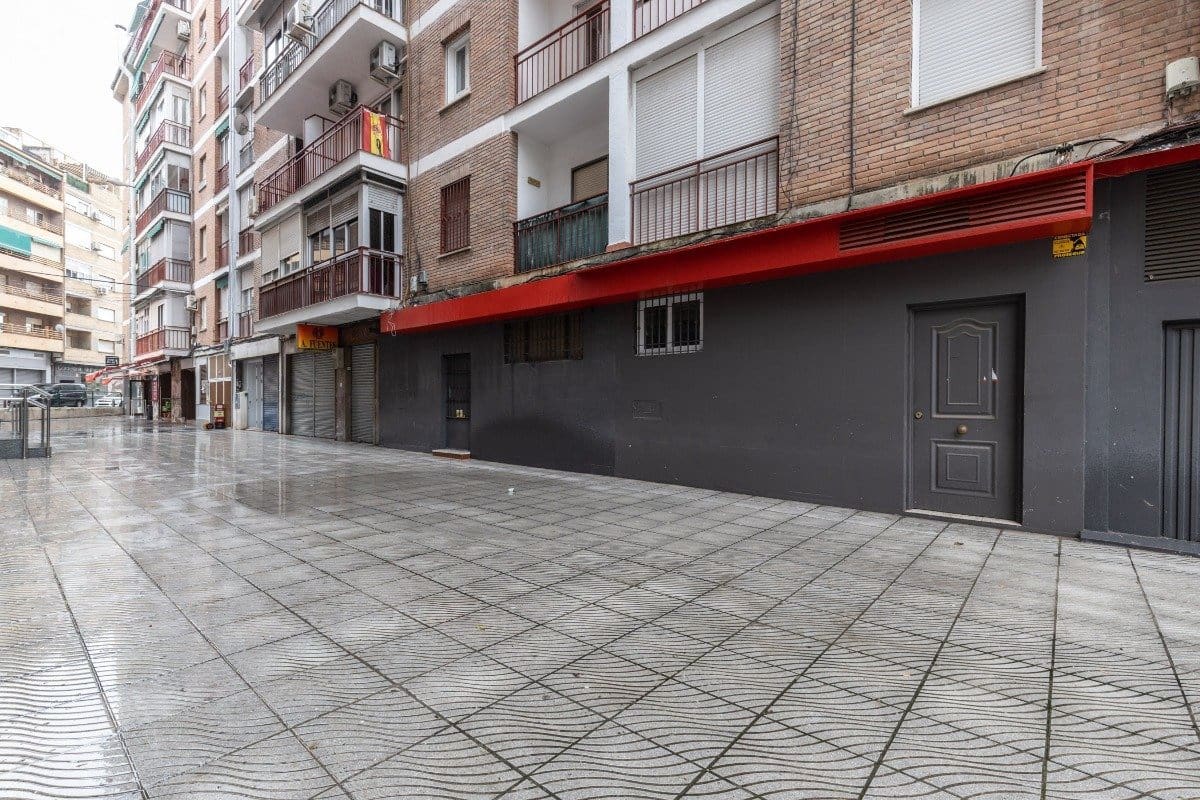 Commercial for sale in Granada city - € 149,900 (Ref: 9900363)