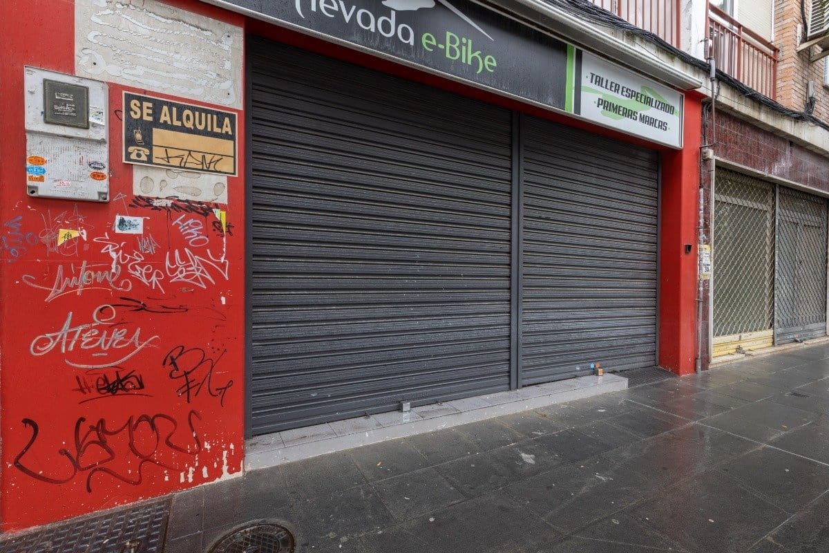 Commercial for sale in Granada city - € 149,900 (Ref: 9900363)