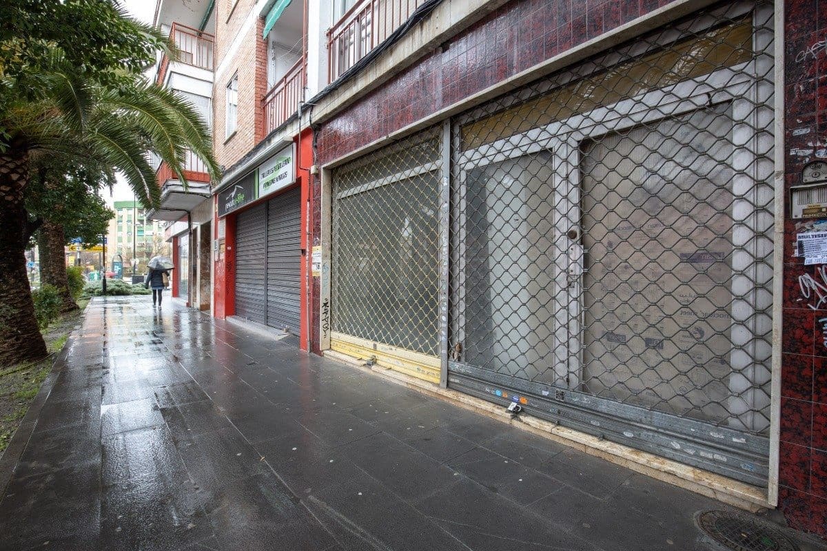 Commercial for sale in Granada city - € 149,900 (Ref: 9900363)