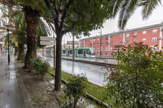 Commercial for sale in Granada city - € 149,900 (Ref: 9900363)