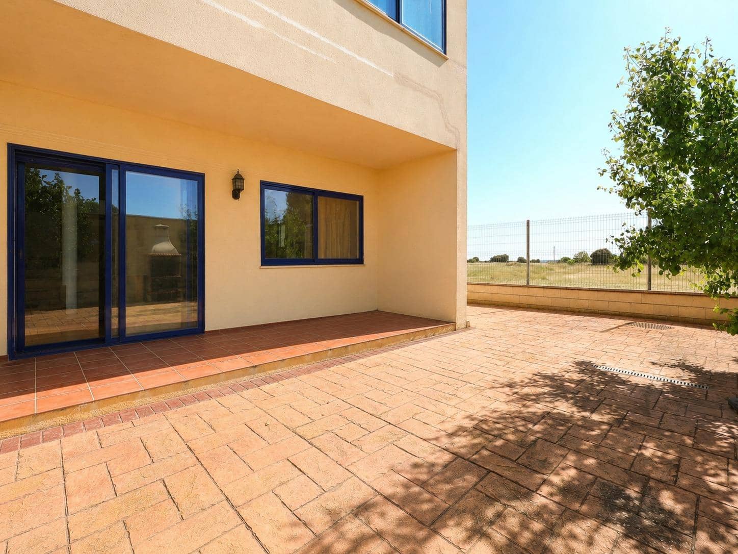 4 bedroom Villa for sale in Yebes - € 239,000 (Ref: 9970608)
