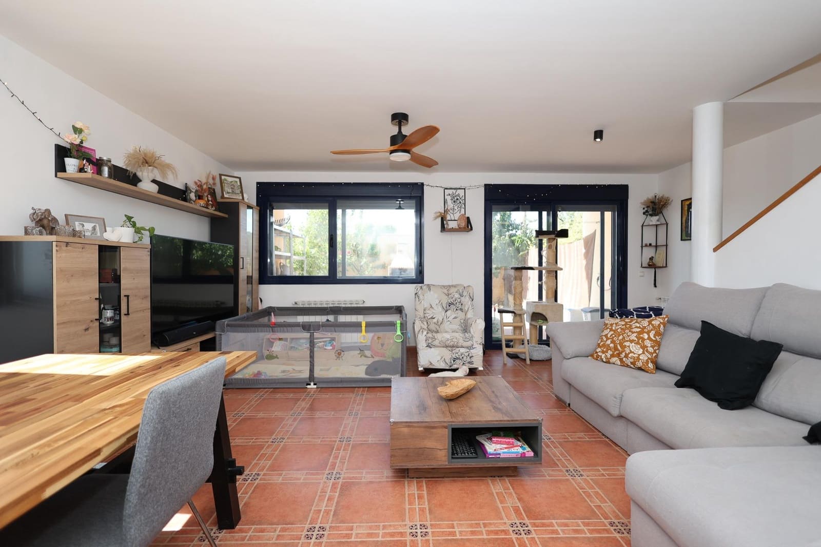 4 bedroom Villa for sale in Yebes - € 239,000 (Ref: 9970608)