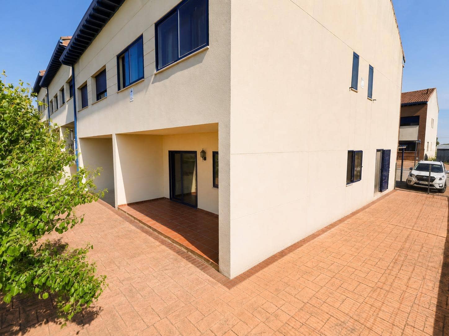 4 bedroom Villa for sale in Yebes - € 239,000 (Ref: 9970608)