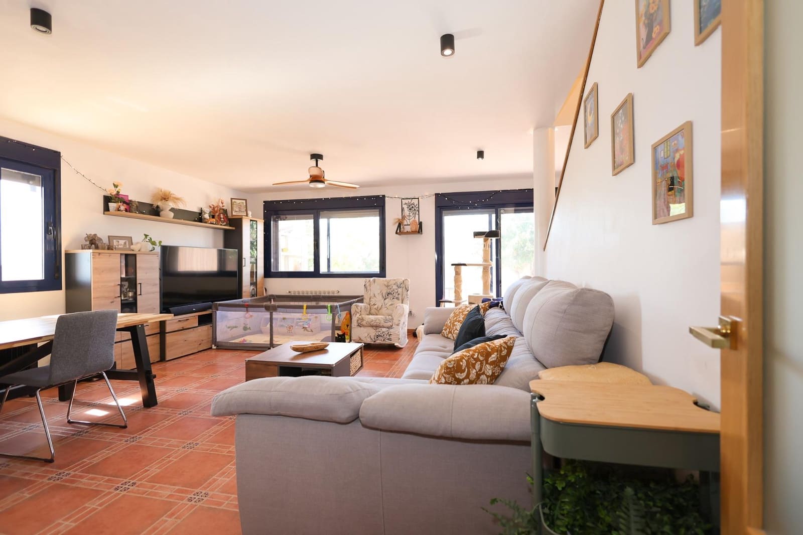 4 bedroom Villa for sale in Yebes - € 239,000 (Ref: 9970608)