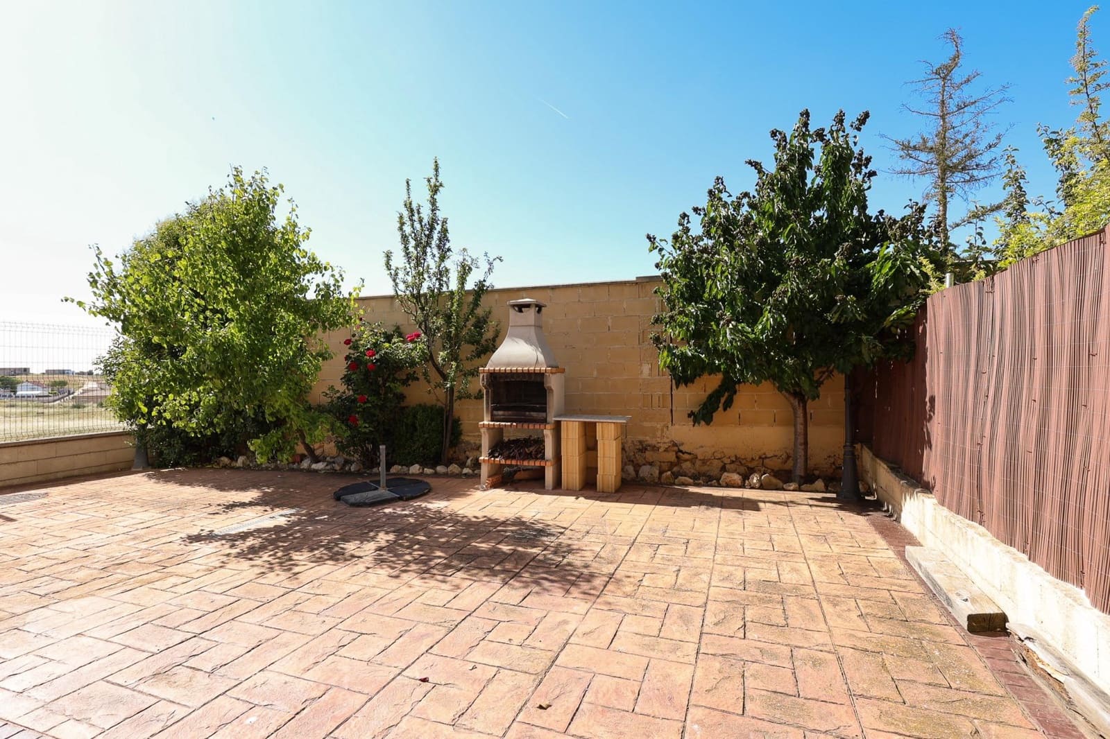4 bedroom Villa for sale in Yebes - € 239,000 (Ref: 9970608)