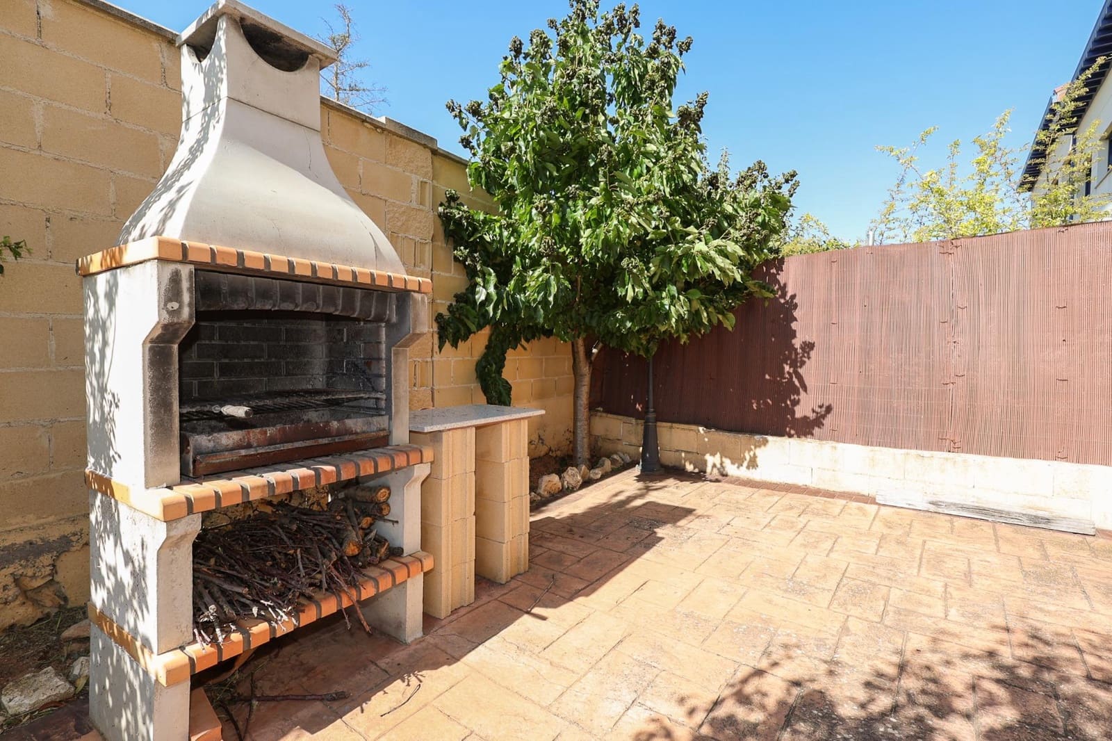 4 bedroom Villa for sale in Yebes - € 239,000 (Ref: 9970608)