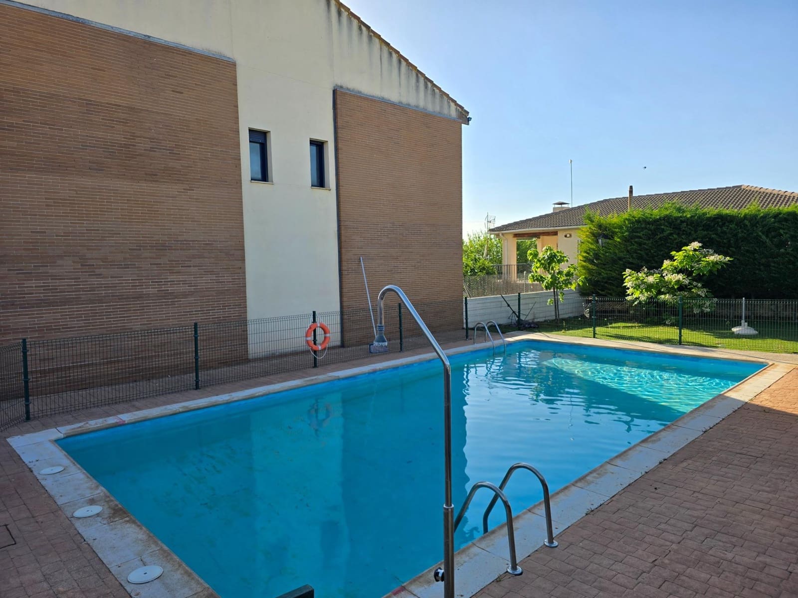 4 bedroom Villa for sale in Yebes - € 239,000 (Ref: 9970608)