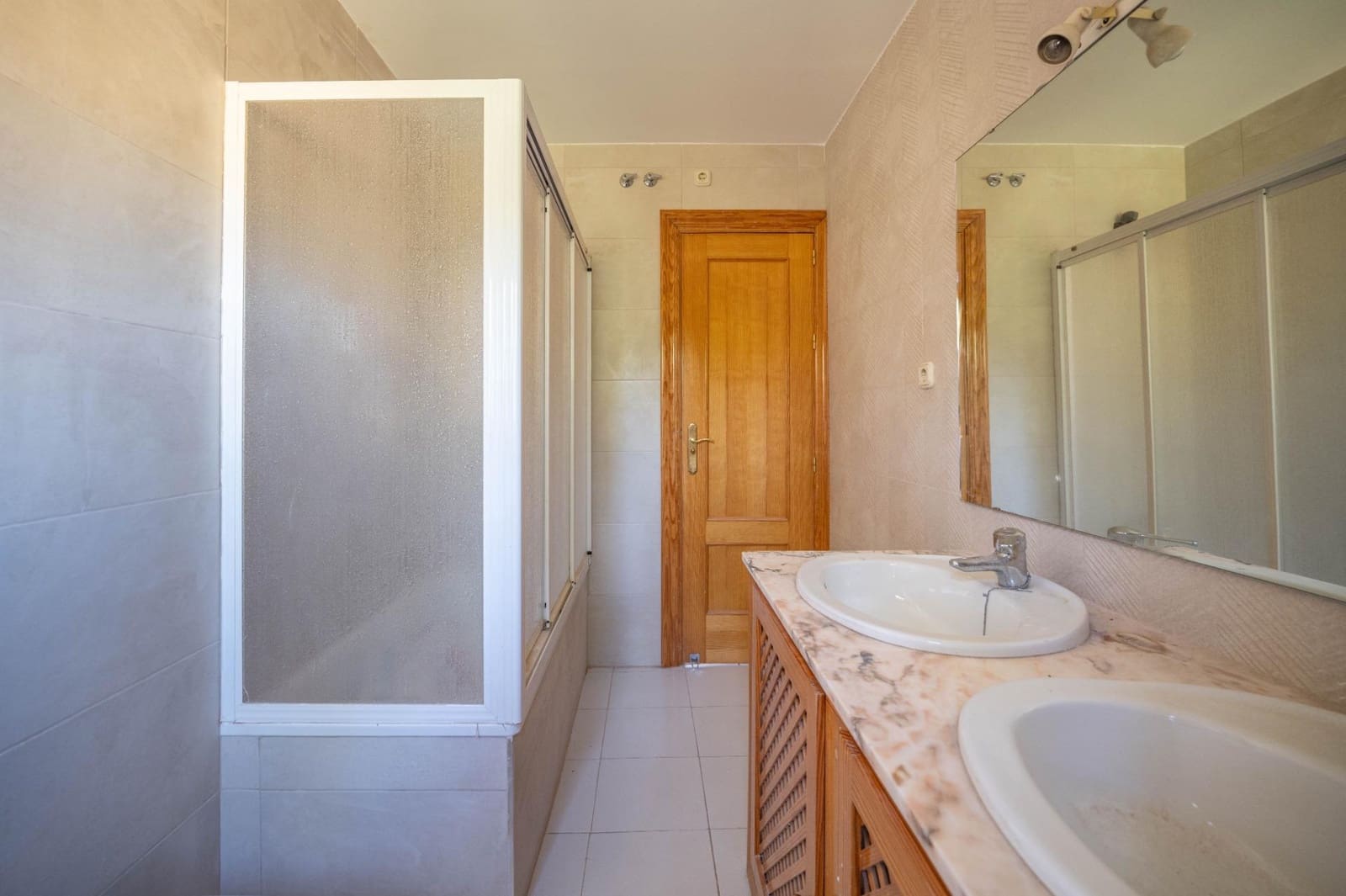 5 soverom Villa til salgs i Las Gabias med svømmebasseng garasje - € 425 000 (Ref: 9970609)